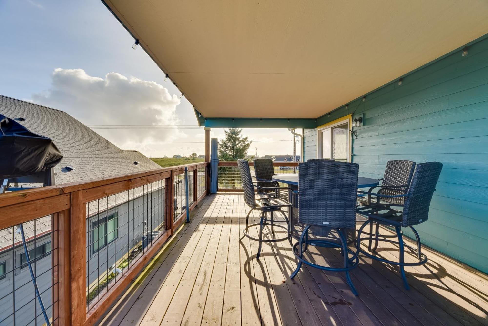 Canal-Front Home In Ocean Shores With Dock And Views! Exterior photo