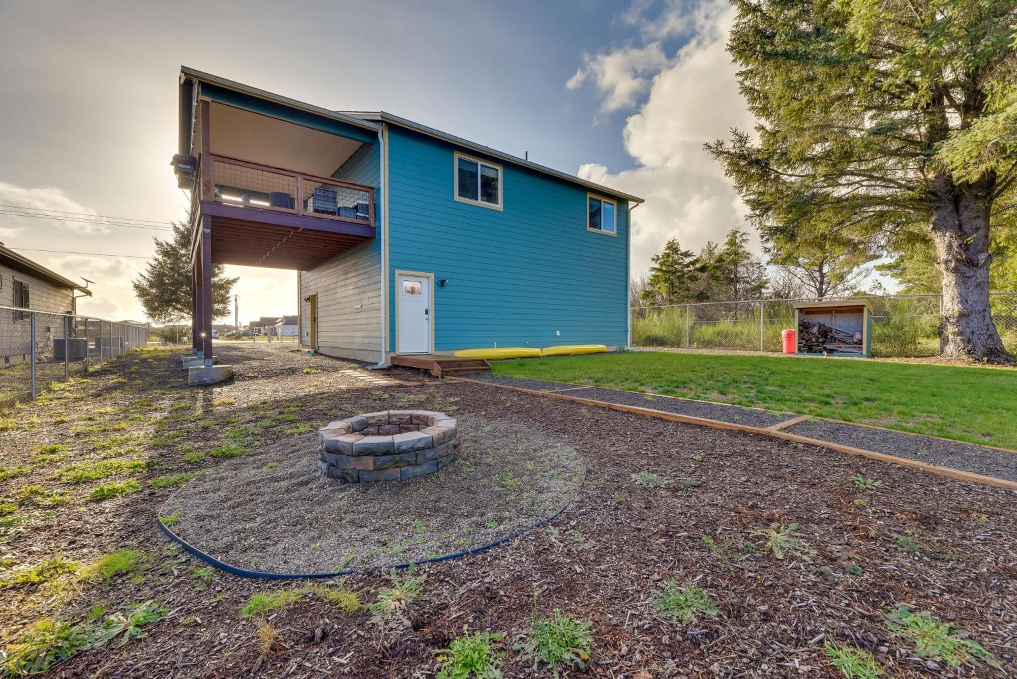 Canal-Front Home In Ocean Shores With Dock And Views! Exterior photo